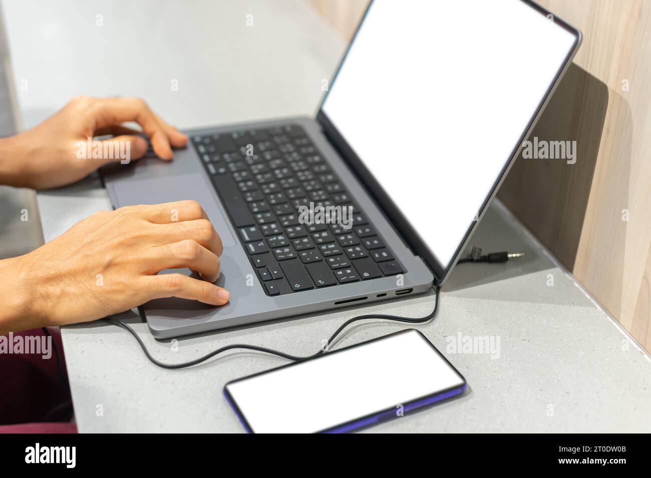 Les gens d'affaires travaillant sur un ordinateur portable dans le bureau de l'espace de travail. Espace de copie. Banque D'Images