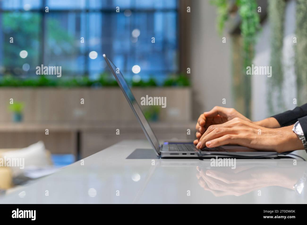 Les gens d'affaires travaillant sur un ordinateur portable dans le bureau de l'espace de travail. Espace de copie. Banque D'Images