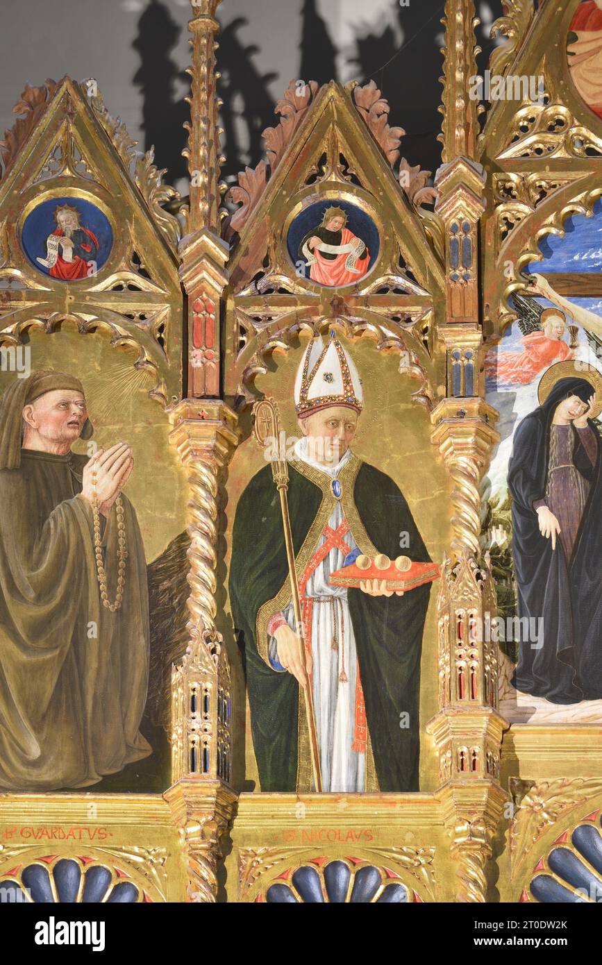 Belforte del Chienti (Italie, Marches - province de Macerata), église de Sant'Eustachio. Giovanni Boccati, Polyptyque, 15e siècle. (Détail du côté gauche de l'ordre supérieur, San Nicola di Bari), 1468 Banque D'Images