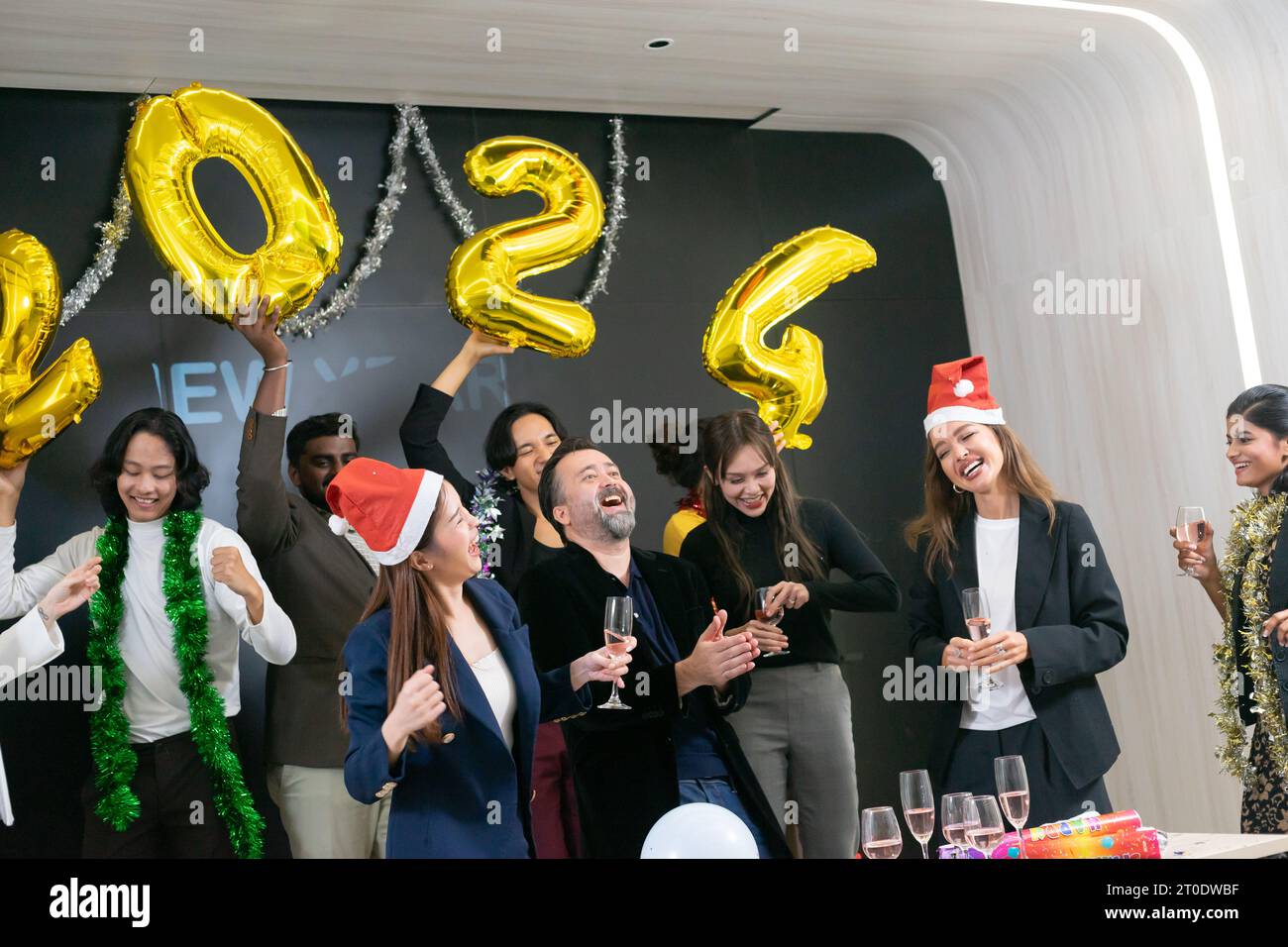 Bonne année 2024 !! Un groupe de gens d'affaires divers et collègues s'amusant ensemble à une fête du nouvel an d'affaires. Une célébration de travail d'équipe d'un Banque D'Images