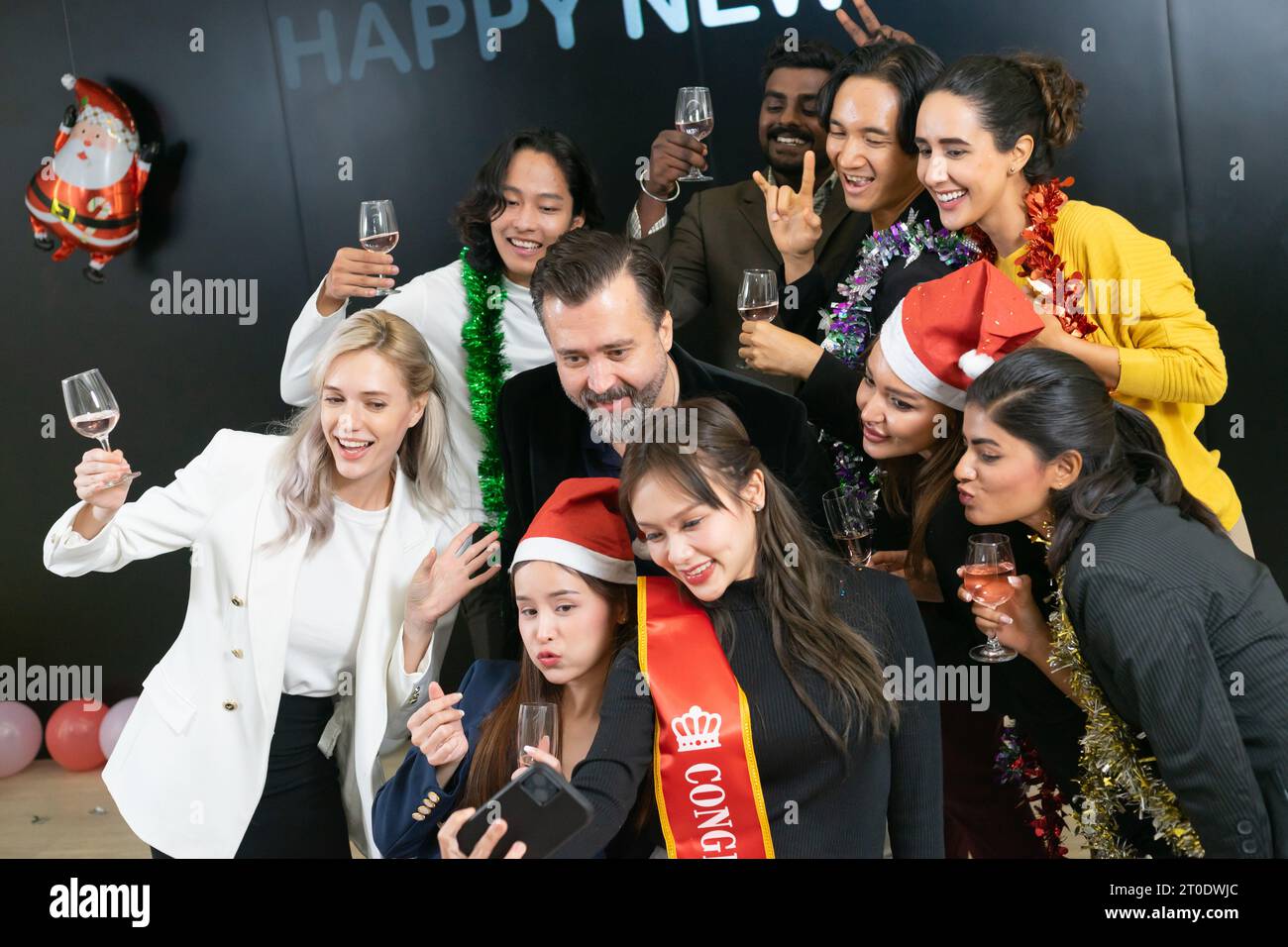 Prenons un selfie !! Un groupe de gens d'affaires divers et collègues s'amusant ensemble à une fête du nouvel an d'affaires. Une célébration de travail d'équipe d'un Banque D'Images