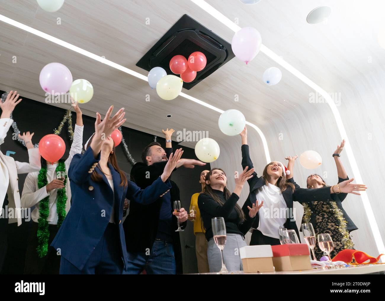 Un groupe de gens d'affaires divers et collègues s'amusant ensemble à une fête du nouvel an d'affaires. Une célébration en équipe d'une cible réussie. Con Banque D'Images