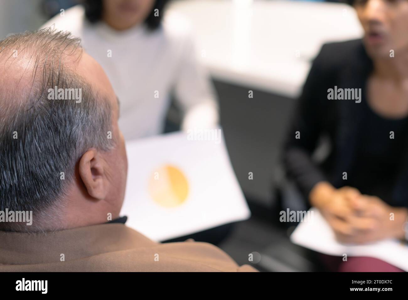Un patron d'entreprise arabe donnant des briefings à un travailleur d'équipe. Communication d'entreprise dans une réunion de travail d'équipe. Banque D'Images