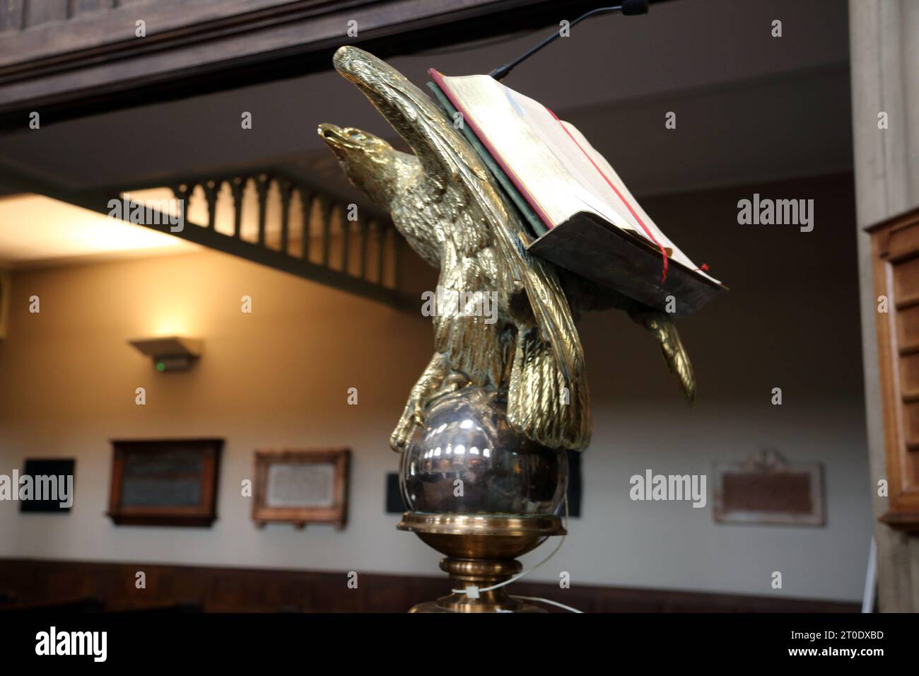 St Luke's Church Gold Eagle Lectern Sydney Street Chelsea Londres Angleterre - aigle représentant Saint Jean l'évangéliste Banque D'Images