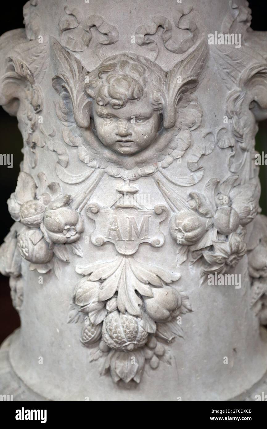 St Luke's Church sculpté Cherub/Angel sur la colonne du Pulpit Sydney Street Chelsea Londres Angleterre Banque D'Images