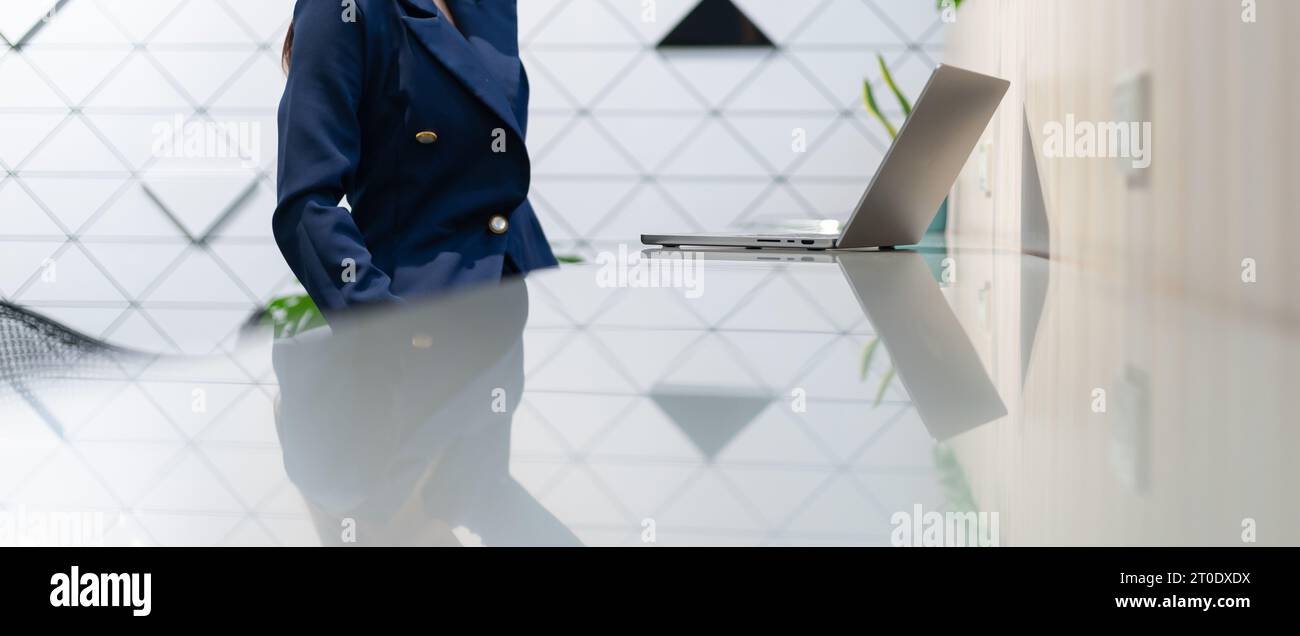 Une fille d'affaires asiatique attrayante travaillant avec un ordinateur portable au bureau. montrant sa confiance dans le travail. Banque D'Images
