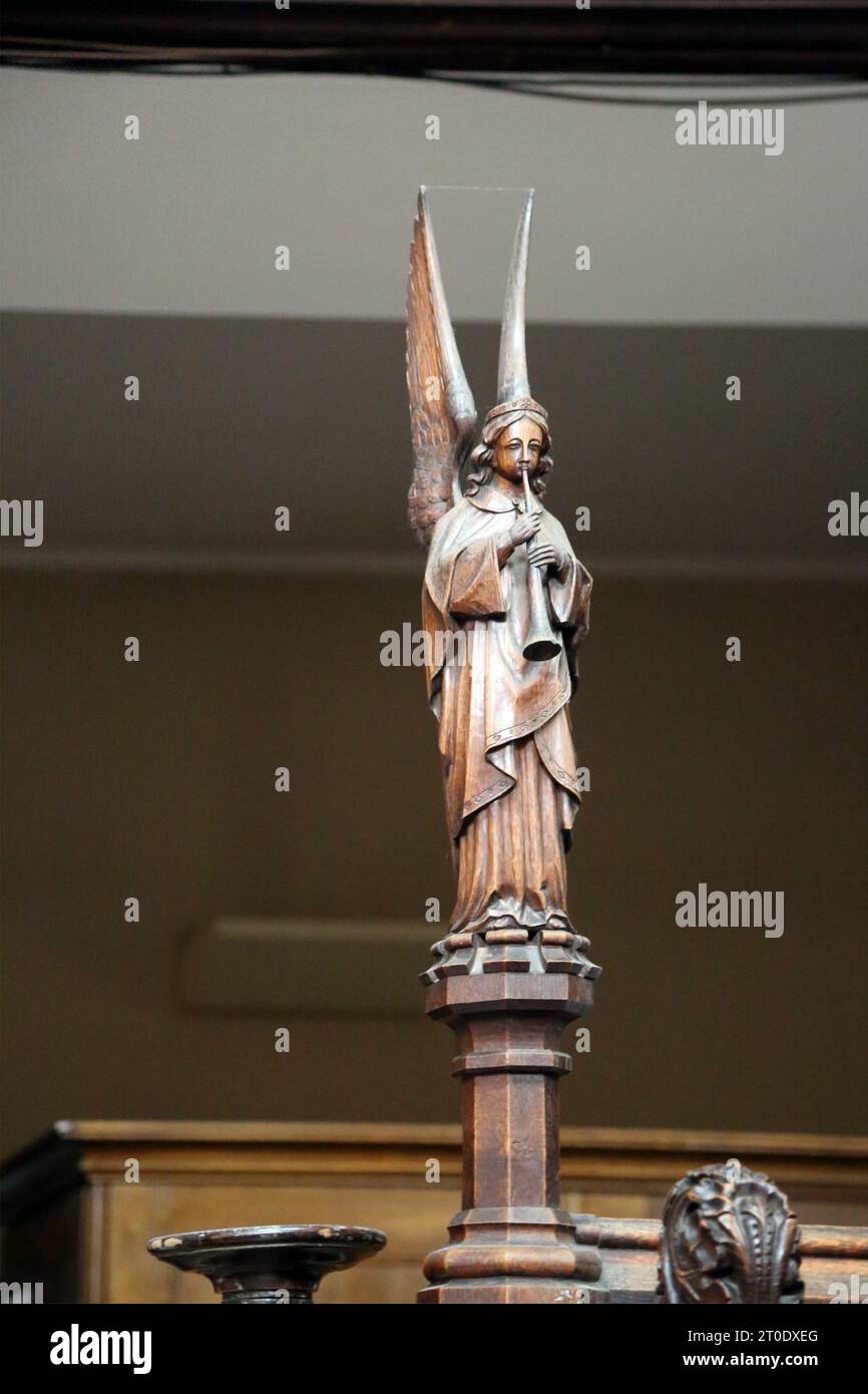 St Luke's Church sculpté Angel en bois avec trompette Sydney Street Chelsea Londres Angleterre Banque D'Images