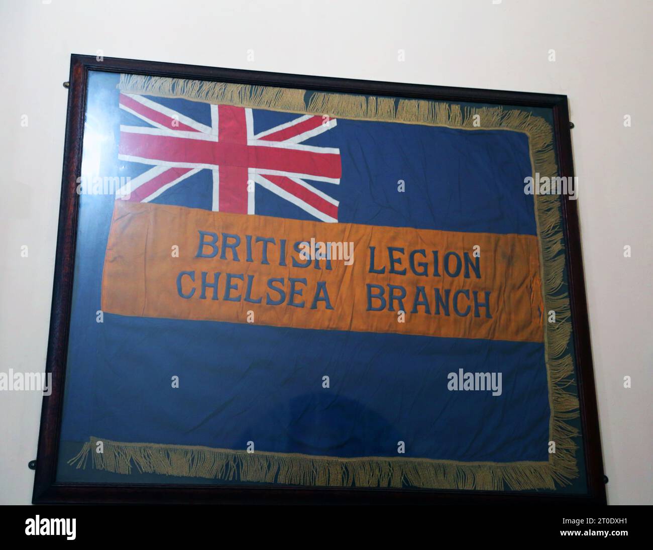 St Luke's Church Framed British Legion Chelsea Branch Flag Sydney Street Chelsea Londres Angleterre Banque D'Images