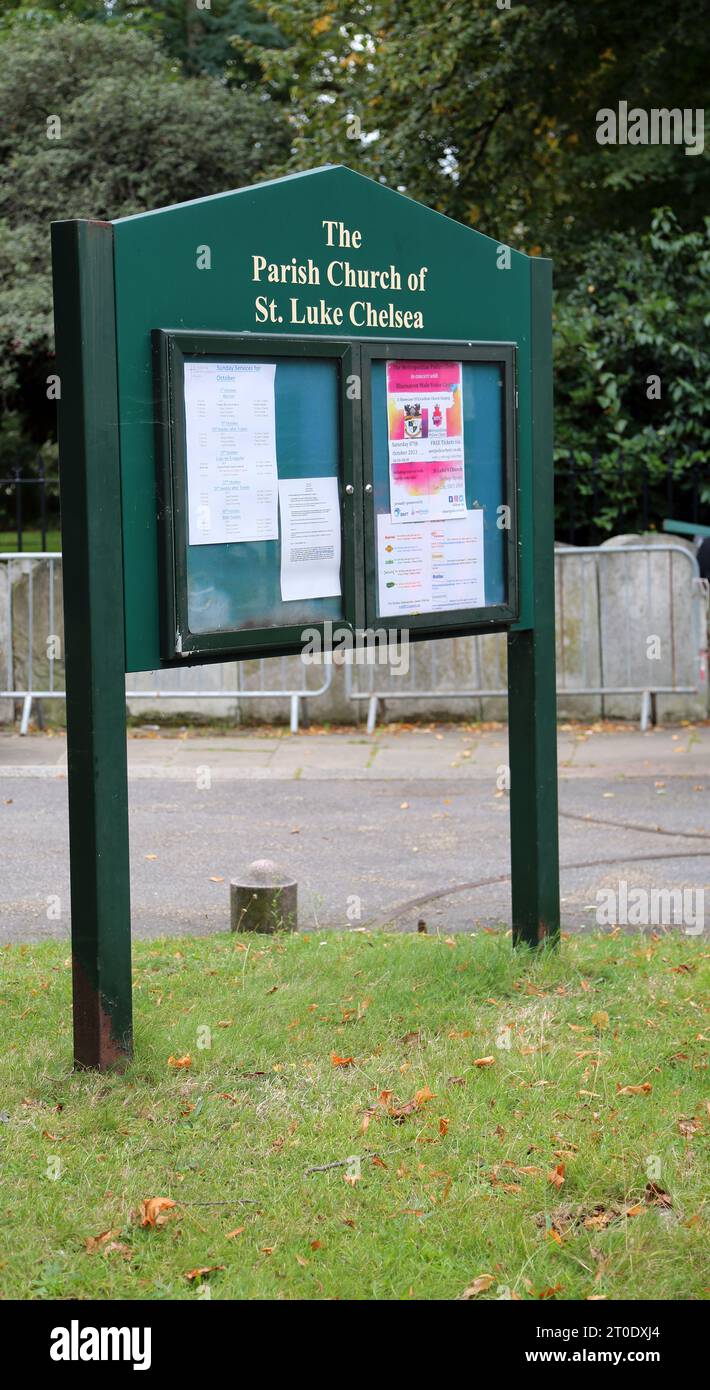 St Luke's Church Noticeboard Sydney Street Chelsea Londres Angleterre Banque D'Images
