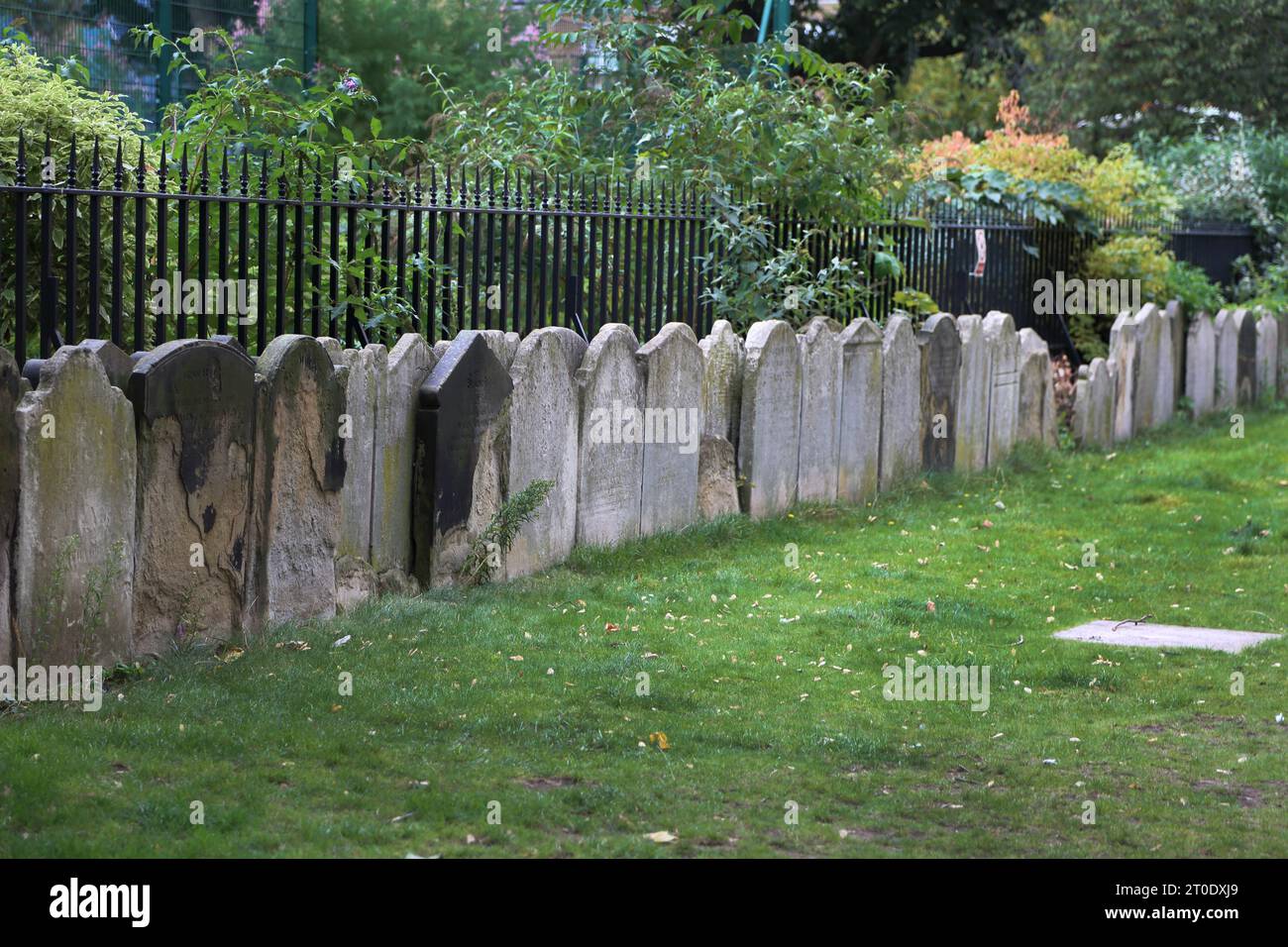 St Luke's Church Burial Ground a été converti en jardin public en 1881, les pierres tombales ont été placées pour former un mur limite Sydney Street Chelsea Lo Banque D'Images