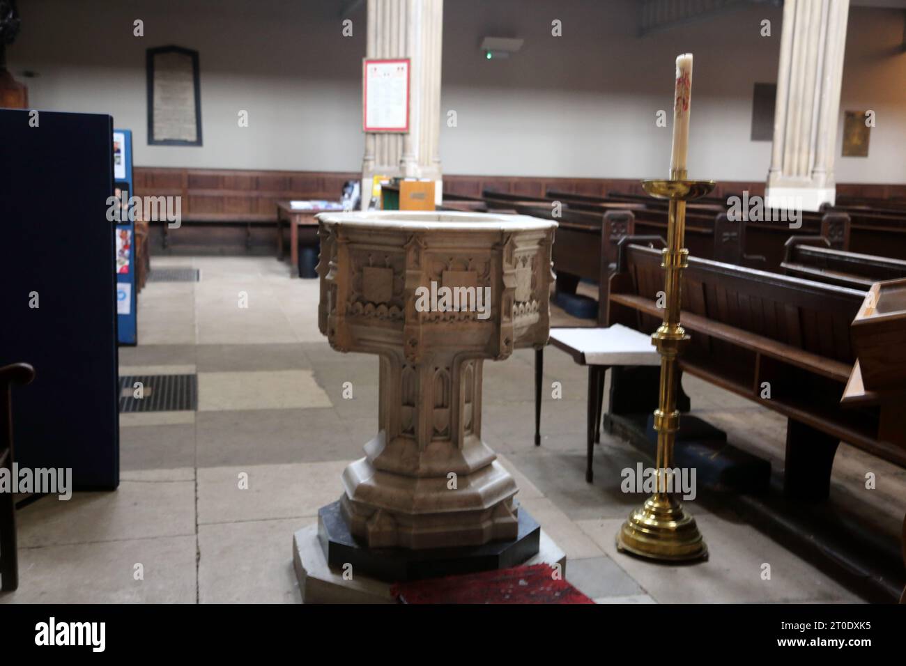 Police dans St Luke's Church Sydney Street Chelsea Londres Angleterre Banque D'Images