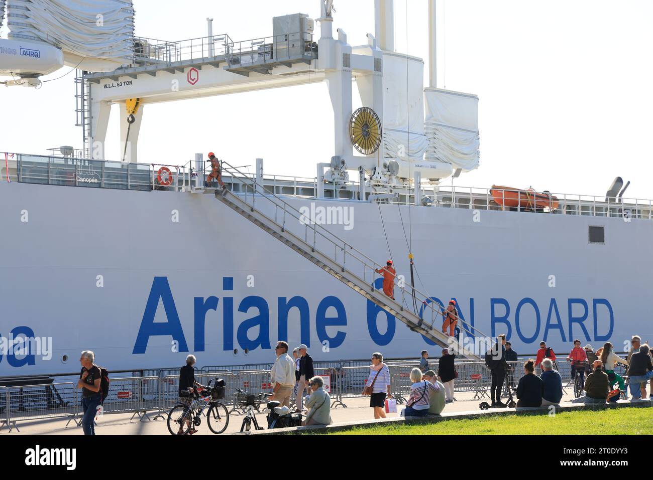 Bordeaux, France. 6 octobre 2023. Le canopée, premier voilier cargo au monde, quitte le port de Bordeaux où il vient d'être inauguré. Le bateau a un système hybride, avec quatre voiles, aidé par deux moteurs diesel. Il marque une avancée majeure dans la décarbonisation du transport maritime. Ce navire Arianegroup sera utilisé pour transporter tous les éléments de la fusée Ariane 6 récupérés dans les ports de Brême en Allemagne, Rotterdam aux pays-Bas, ainsi que le Havre et Bordeaux en France, vers la rampe de lancement de Kourou en Guyanne où ils seront assemblés avant le lancement de TH Banque D'Images