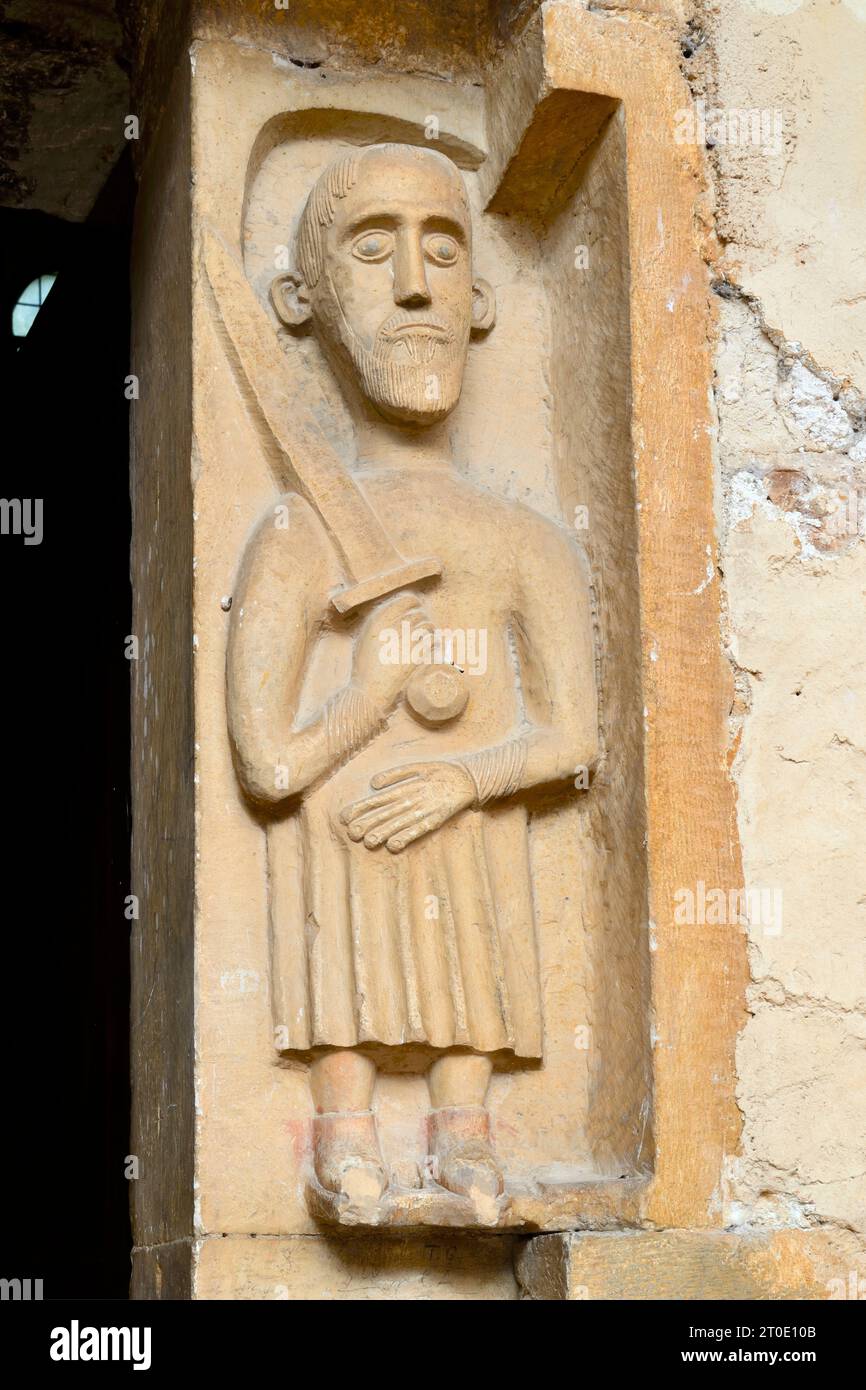 Ferentillo (Ombrie - tr), abbaye de San Pietro in Valle. Portail du cloître, détail avec sculpture de Saint Paul Banque D'Images
