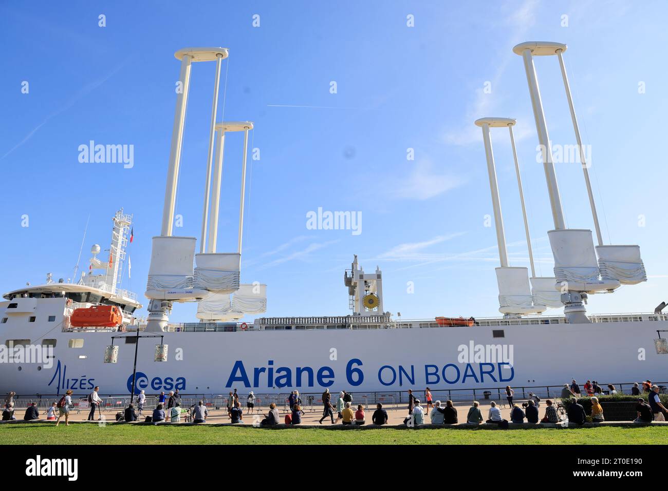 Bordeaux, France. 6 octobre 2023. Le canopée, premier voilier cargo au monde, quitte le port de Bordeaux où il vient d'être inauguré. Le bateau a un système hybride, avec quatre voiles, aidé par deux moteurs diesel. Il marque une avancée majeure dans la décarbonisation du transport maritime. Ce navire Arianegroup sera utilisé pour transporter tous les éléments de la fusée Ariane 6 récupérés dans les ports de Brême en Allemagne, Rotterdam aux pays-Bas, ainsi que le Havre et Bordeaux en France, vers la rampe de lancement de Kourou en Guyanne où ils seront assemblés avant le lancement de TH Banque D'Images