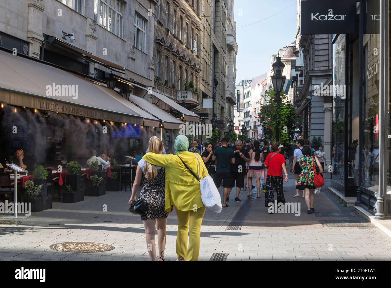 Rue Váci, la célèbre rue piétonne avec des lignes de restaurants et de boutiques, Budapest, Hongrie Banque D'Images