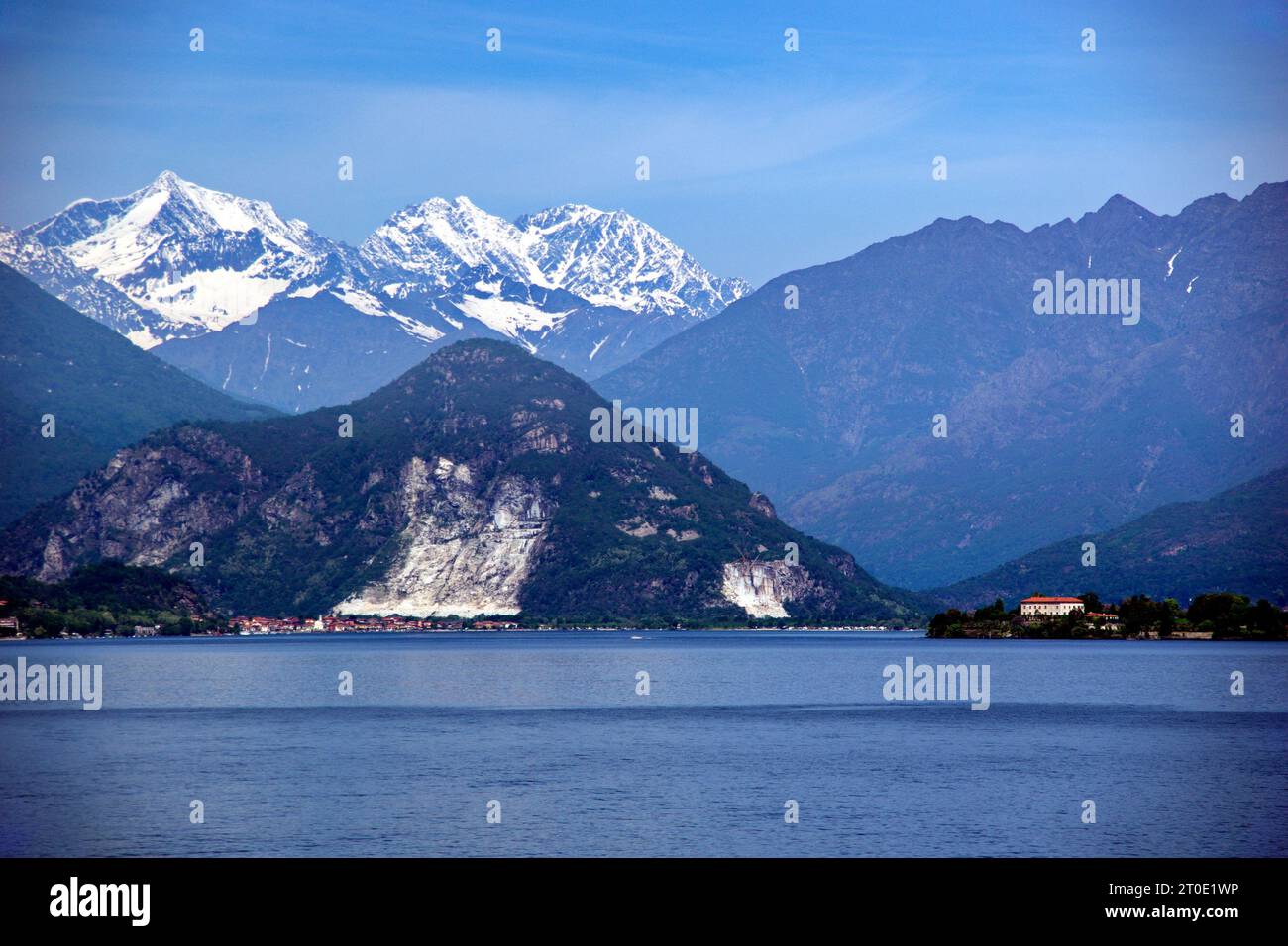 vista del lago del lago Maggiore e delle montagne innevate Banque D'Images