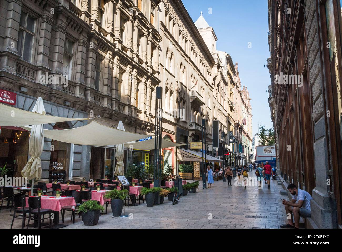 Rue Váci, la célèbre rue piétonne avec des lignes de restaurants et de boutiques, Budapest, Hongrie Banque D'Images