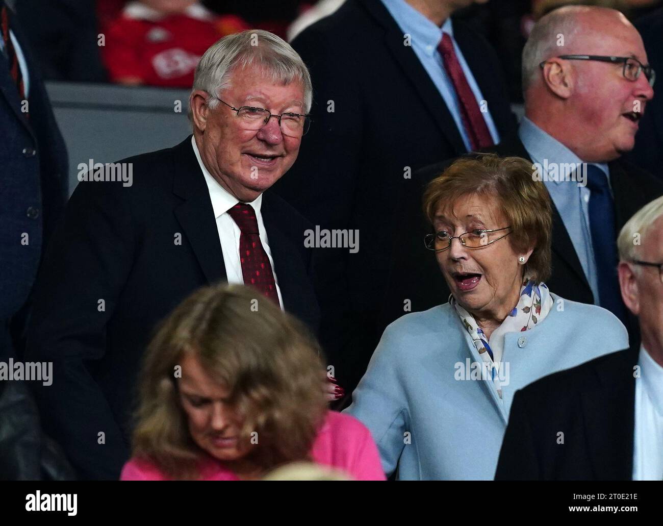 Photo du dossier datée du 08-09-2022 de sir Alex Ferguson avec son épouse Cathy Ferguson (à droite). Lady Cathy Ferguson, épouse de l'ancien entraîneur de Manchester United Sir Alex Ferguson, est décédée, a annoncé la famille. Date d'émission : Vendredi 6 octobre 2023. Banque D'Images