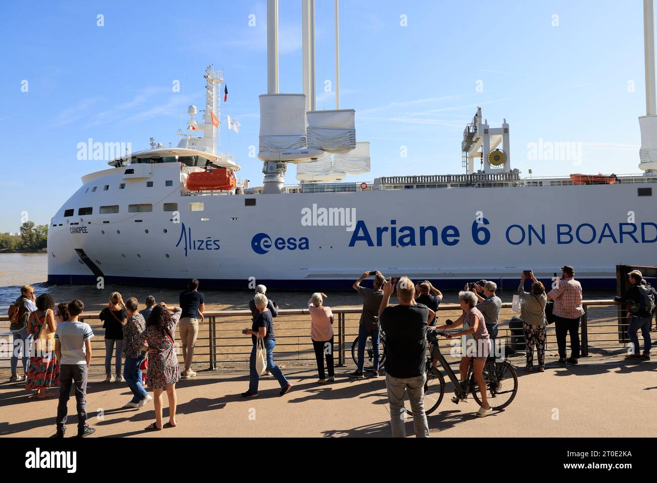 Bordeaux, France. 6 octobre 2023. Le canopée, premier voilier cargo au monde, quitte le port de Bordeaux où il vient d'être inauguré. Le bateau a un système hybride, avec quatre voiles, aidé par deux moteurs diesel. Il marque une avancée majeure dans la décarbonisation du transport maritime. Ce navire Arianegroup sera utilisé pour transporter tous les éléments de la fusée Ariane 6 récupérés dans les ports de Brême en Allemagne, Rotterdam aux pays-Bas, ainsi que le Havre et Bordeaux en France, vers la rampe de lancement de Kourou en Guyanne où ils seront assemblés avant le lancement de TH Banque D'Images