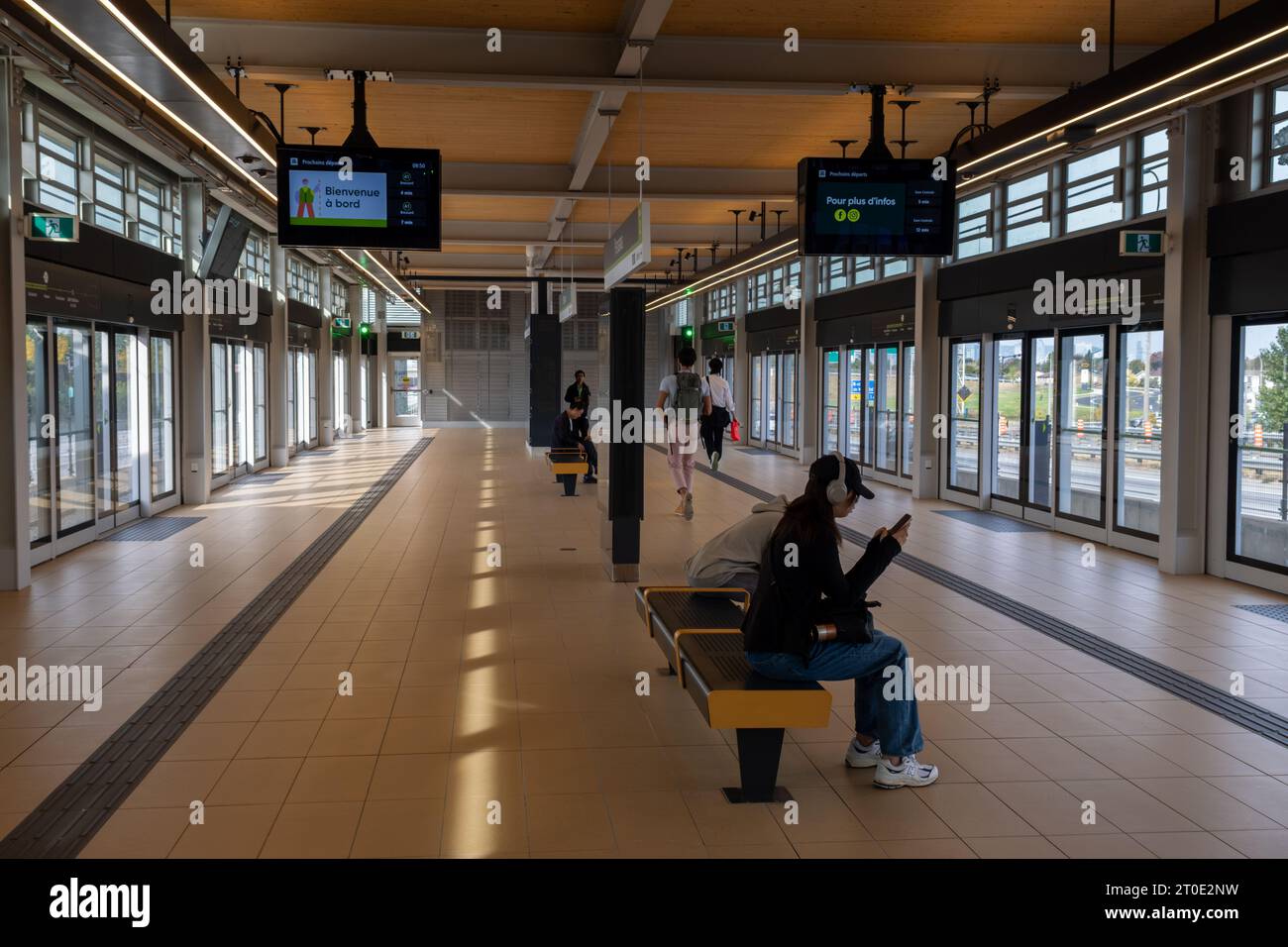 Brossard, CA - 5 octobre 2023 : personnes en attente du train réseau express métropolitain (REM) à la gare Panama Banque D'Images