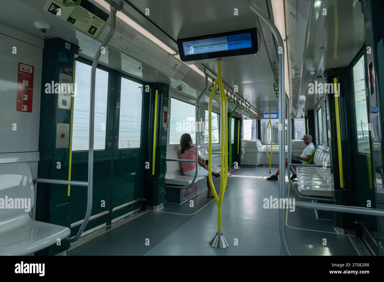 Montréal, CA - 5 octobre 2023 : passagers à bord du véhicule réseau express métropolitain (REM) en route pour Brossard Banque D'Images
