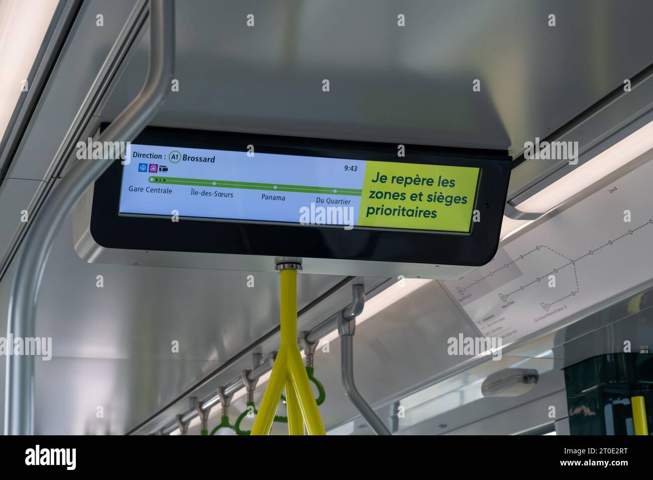 Montréal, CA - 5 octobre 2023 : ligne cartographique en véhicule métropolitain (REM) en route vers Brossard Banque D'Images