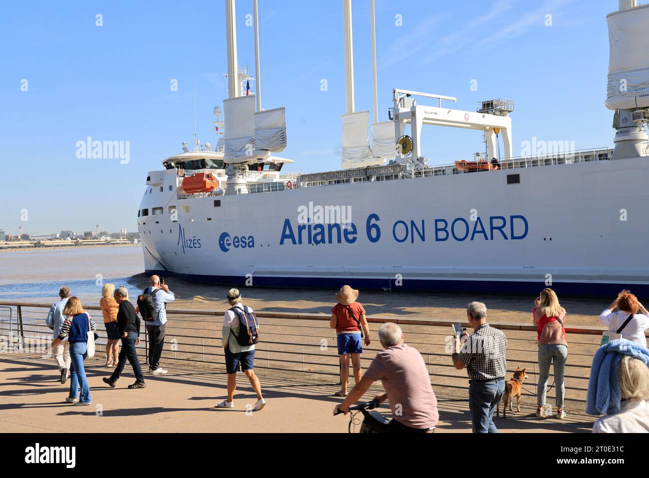 Bordeaux, France. 6 octobre 2023. Le canopée, premier voilier cargo au monde, quitte le port de Bordeaux où il vient d'être inauguré. Le bateau a un système hybride, avec quatre voiles, aidé par deux moteurs diesel. Il marque une avancée majeure dans la décarbonisation du transport maritime. Ce navire Arianegroup sera utilisé pour transporter tous les éléments de la fusée Ariane 6 récupérés dans les ports de Brême en Allemagne, Rotterdam aux pays-Bas, ainsi que le Havre et Bordeaux en France, vers la rampe de lancement de Kourou en Guyanne où ils seront assemblés avant le lancement de TH Banque D'Images