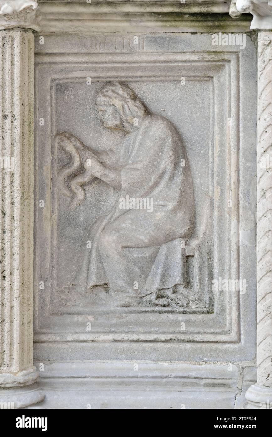 Pérouse (Ombrie - PG), Fontaine majeure de Piazza IV novembre, Nicola et Giovanni Pisano, tuiles. Dans chaque compartiment il y a deux tuiles. La dialectique Banque D'Images