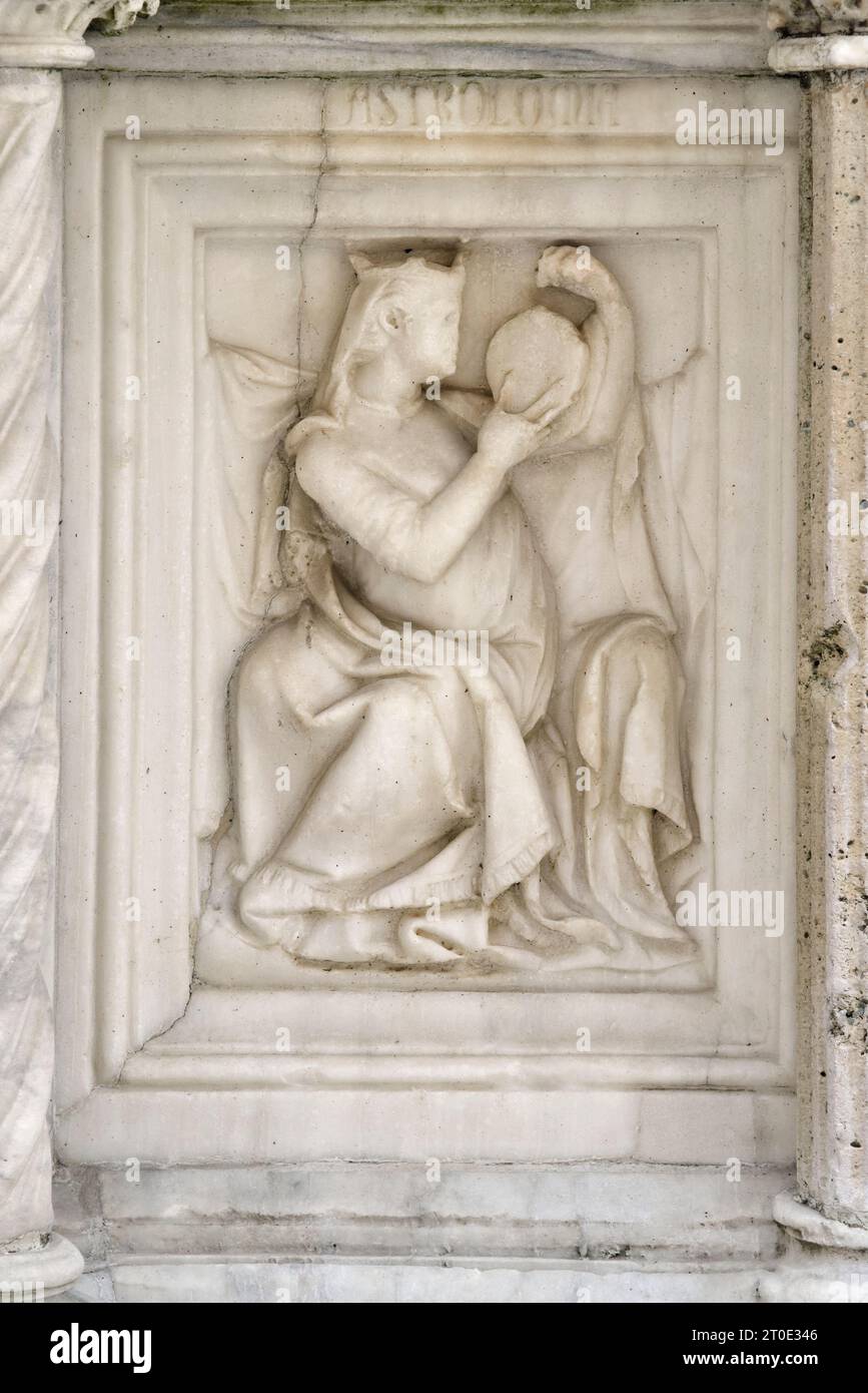 Pérouse (Ombrie - PG), Fontaine majeure de Piazza IV novembre, Nicola et Giovanni Pisano, tuiles. Dans chaque compartiment il y a deux tuiles. Astronomie Banque D'Images