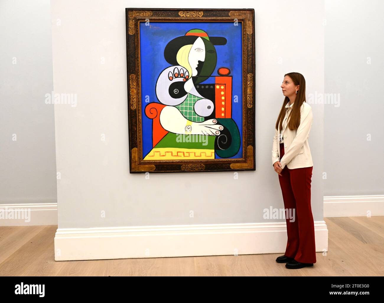 Pablo Picasso's Femme à la montre , de 1932, l'année d'or de l'artiste, sera vue au public à Londres ce week-end jusqu'au 11 octobre chez Sothebys. estimé à réaliser plus de 120 millions de dollars quand il est offert à New York en novembre, l'œuvre est l'une des peintures les plus précieuses jamais à venez au marché. Banque D'Images