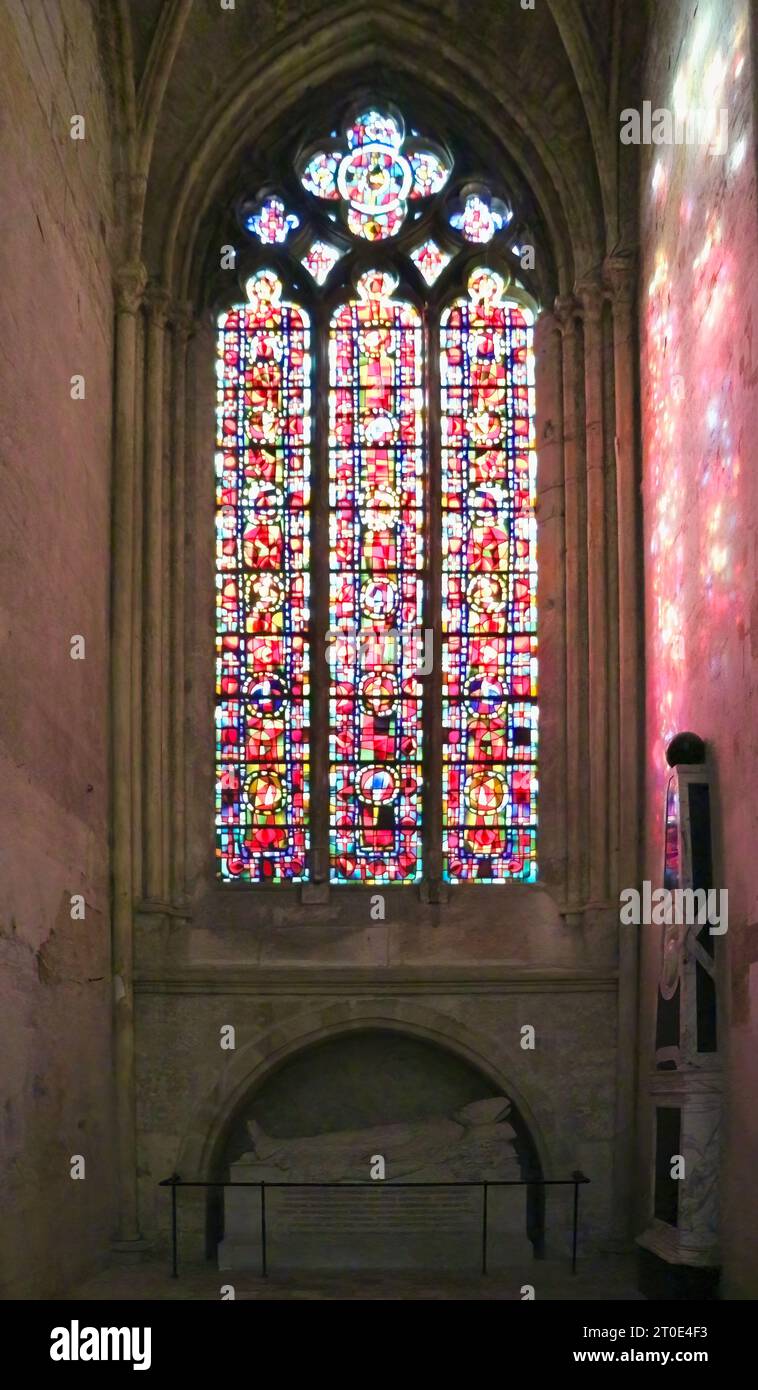 Vitrail avec sarcophage dans une alcôve de l'intérieur de la Cathédrale Saint-Gatien de Tours Indre-et-Loire France Banque D'Images