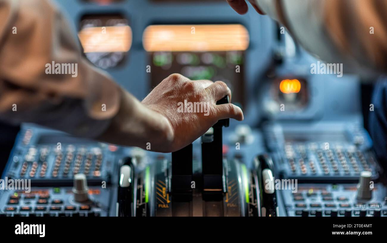 pilotes dans un cockpit dans un avion en vol Banque D'Images