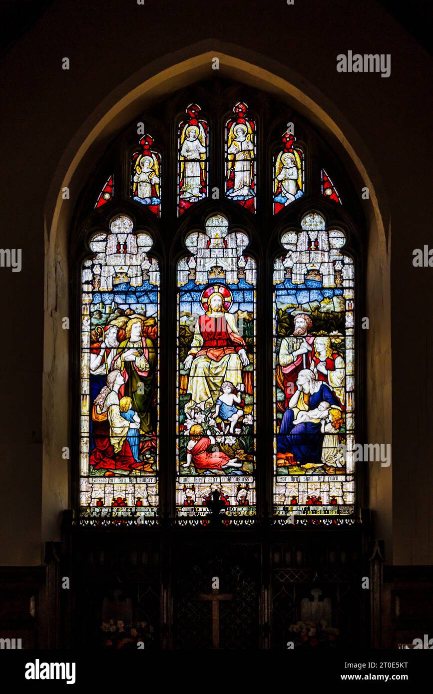 Vitrail au-dessus de l'autel dans l'église paroissiale de St Thomas a Becket, Cliffe High Street, Lewes, ville de comté de East Sussex, se Angleterre Banque D'Images