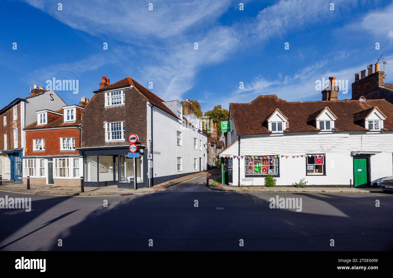 Bâtiments historiques de style local à South Street et Chapel Hill à Lewes, la ville historique du comté de East Sussex, dans le sud-est de l'Angleterre Banque D'Images