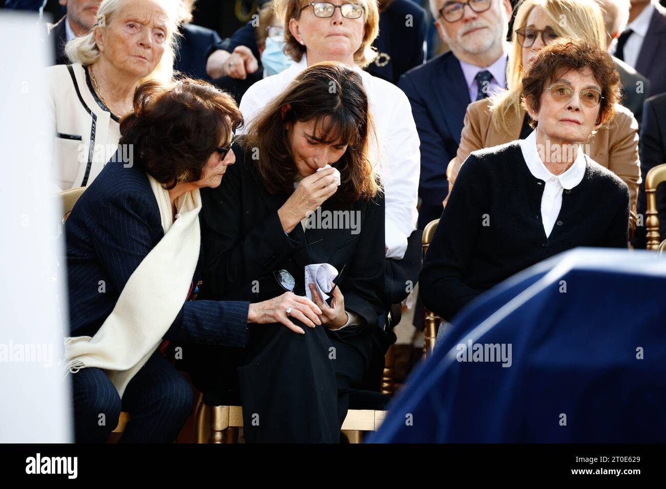 Paris, France. 06 octobre 2023. Claude Chirac, Jean-Pierre Elkabbach fille Emmanuelle Bach, Nicole avril lors de la cérémonie funéraire du journaliste français Jean-Pierre Elkabbach au cimetière Montparnasse à Paris, France, le 6 octobre 2023. Elkabbach est mort à 86 ans et a été une figure clé du journalisme et témoin privilégié de la vie politique française pendant plus d'un demi-siècle. Photo de Raphael Lafargue/ABACAPRESS.COM crédit : Abaca Press/Alamy Live News Banque D'Images