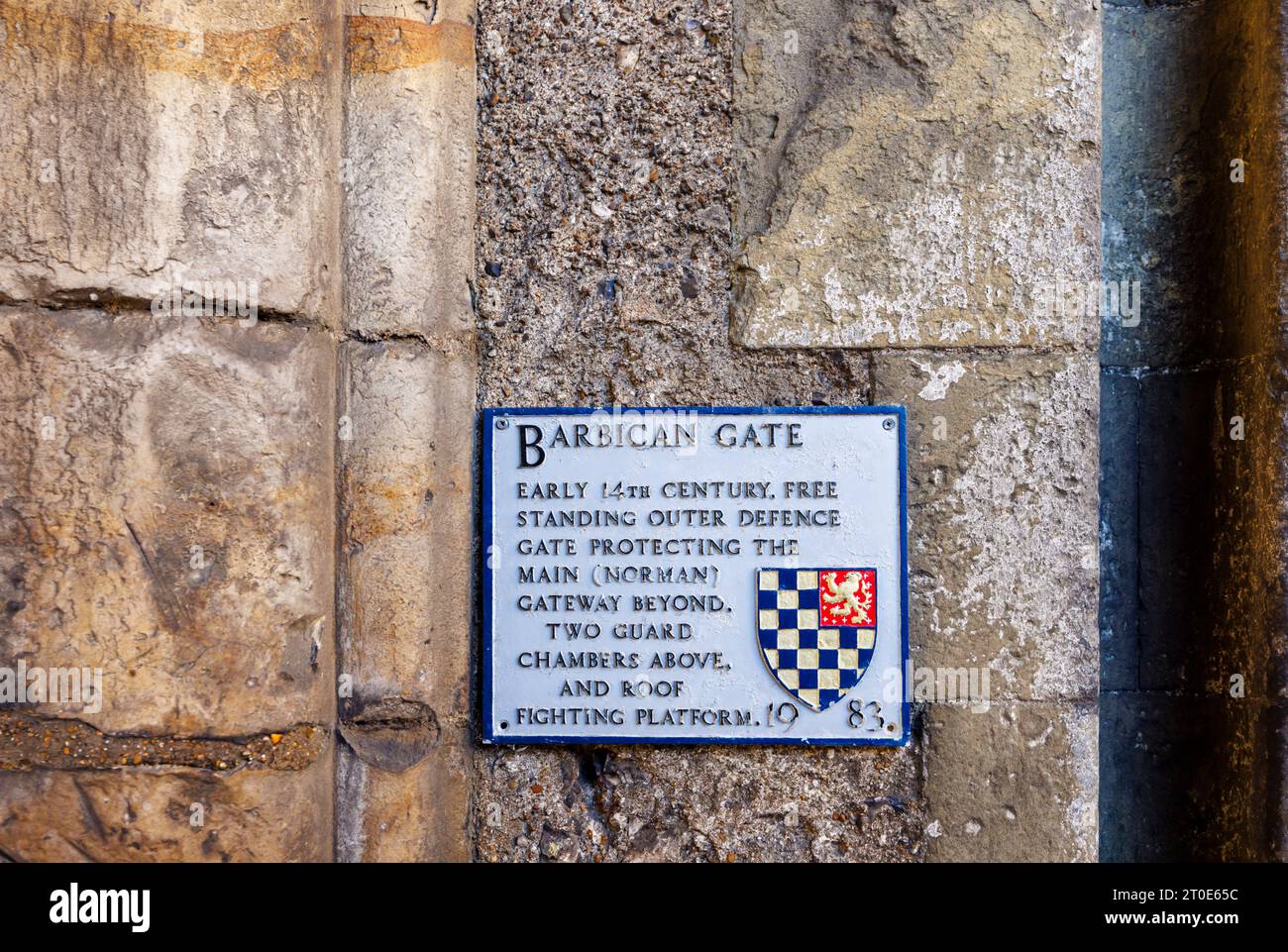 Lewes Castle Barbican Gate plaque d'information sur l'histoire et l'origine à Lewes, la ville historique du comté de East Sussex, dans le sud-est de l'Angleterre Banque D'Images