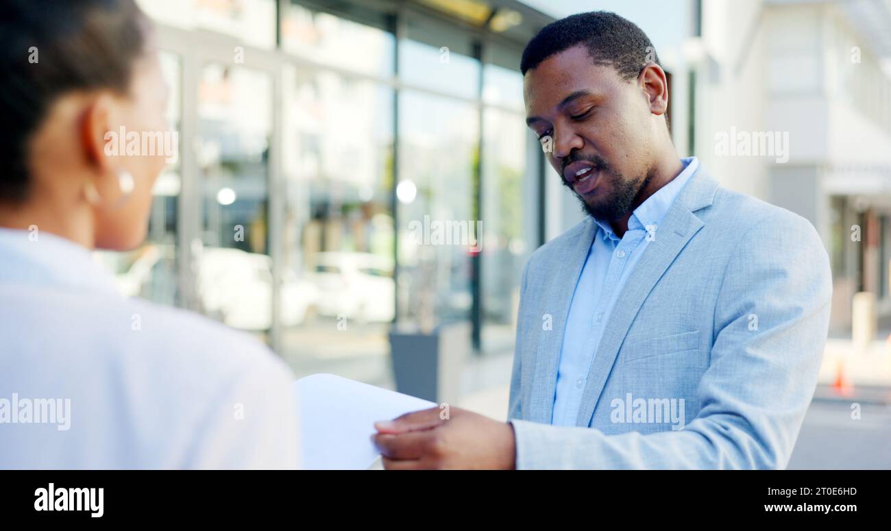 Service, offre et un homme d'affaires ou un vendeur parlant à un client d'une affaire dans une ville ou une ville. Conseil, communication et agent masculin ayant un Banque D'Images