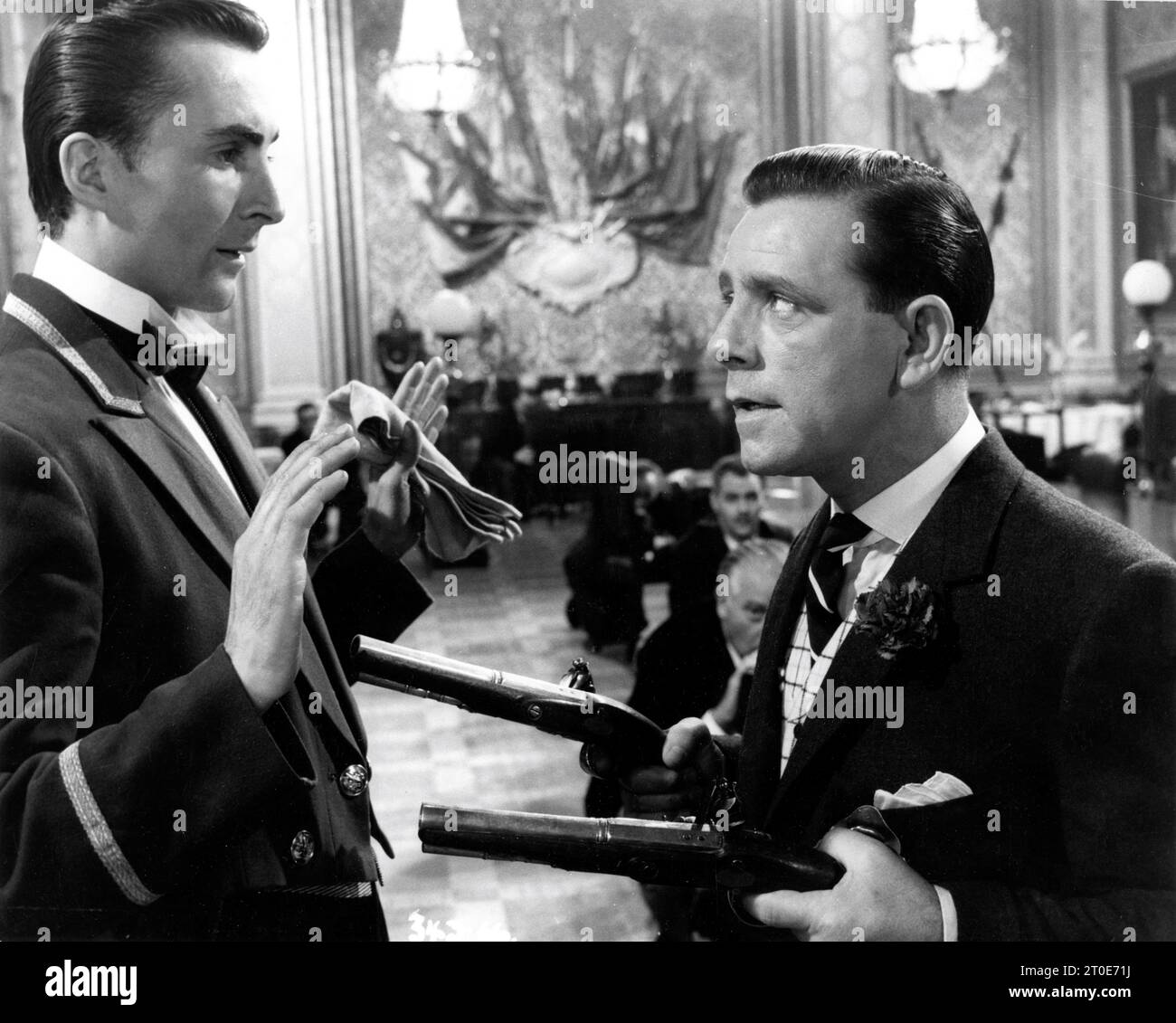 NORMAN WISDOM tient le serveur avec des pistolets en duel dans Officer's Club dans FOLLOW A STAR 1959 réalisateur ROBERT ASHER scénario original Jack Davies Henry Blyth et Norman Wisdom producteur de musique Philip Green Hugh Stewart The Rank Organisation Banque D'Images