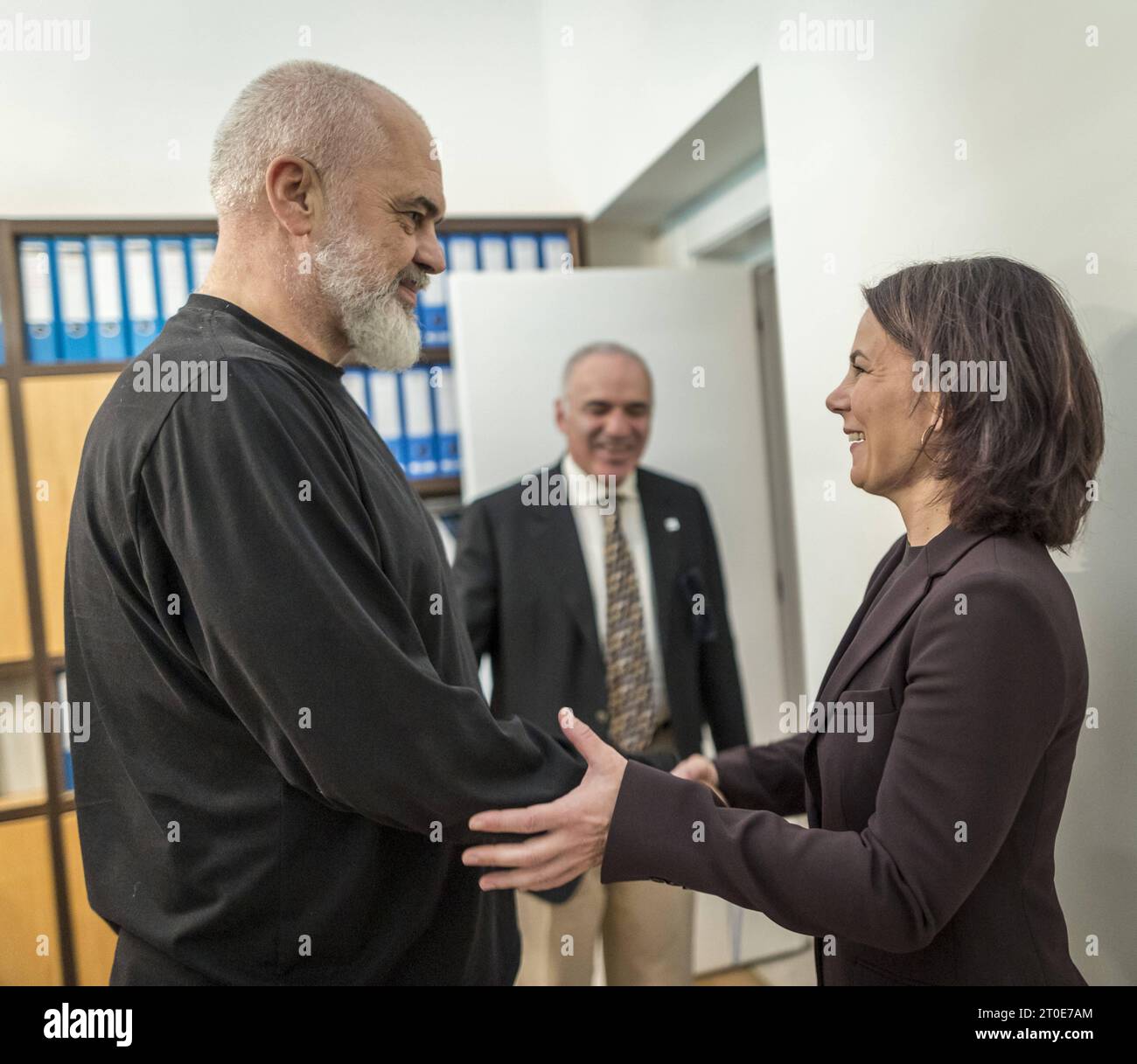 Annalena Baerbock Buendnis 90/Die Gruenen, Bundesaussenministerin, trifft den Ministerpraesidenten von Albanien, EDI Rama l, nach einem Treffen der Aussenministerinnen und Aussenminister des Berliner Prozesses zum Westlichen Balkan in Tirana, Albanien. Hier eine zufaellige Begegnung mit dem Schachlegende Garri Kasparow M Tirana Albanien *** Annalena Baerbock Buendnis 90 Die Gruenen , ministre allemand des Affaires étrangères, rencontre le Premier ministre albanais, EDI Rama l , après une réunion des ministres des Affaires étrangères du processus de Berlin sur les Balkans occidentaux à Tirana, Albanie ici une rencontre fortuite avec lege d'échecs Banque D'Images