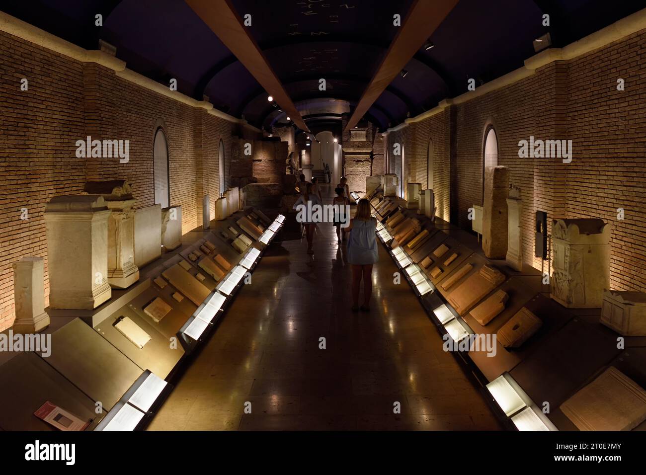 Galerie lapidaire, la galerie souterraine reliant les trois palais qui accueillent les musées du Capitole à Rome Banque D'Images