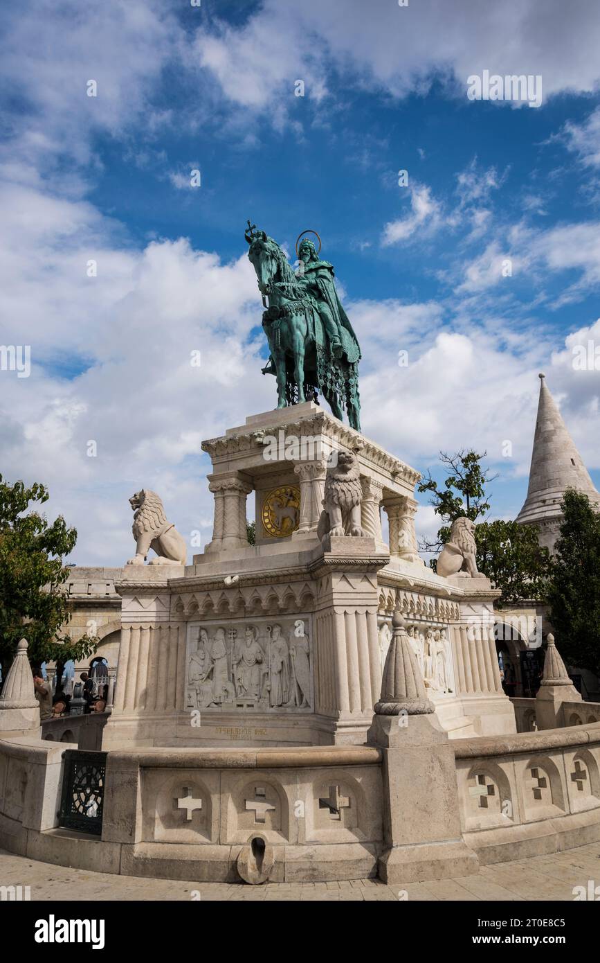 Statue d'Étienne Ier de Hongrie par Alajos Stróbl, Bastion des pêcheurs, quartier du château de Buda, Budapest, Hongrie Banque D'Images