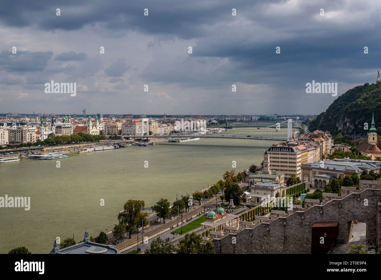 Vue sur le Danube divisant Buda et Pest et sur le pont Erzsébet, Budapest, Hongrie Banque D'Images