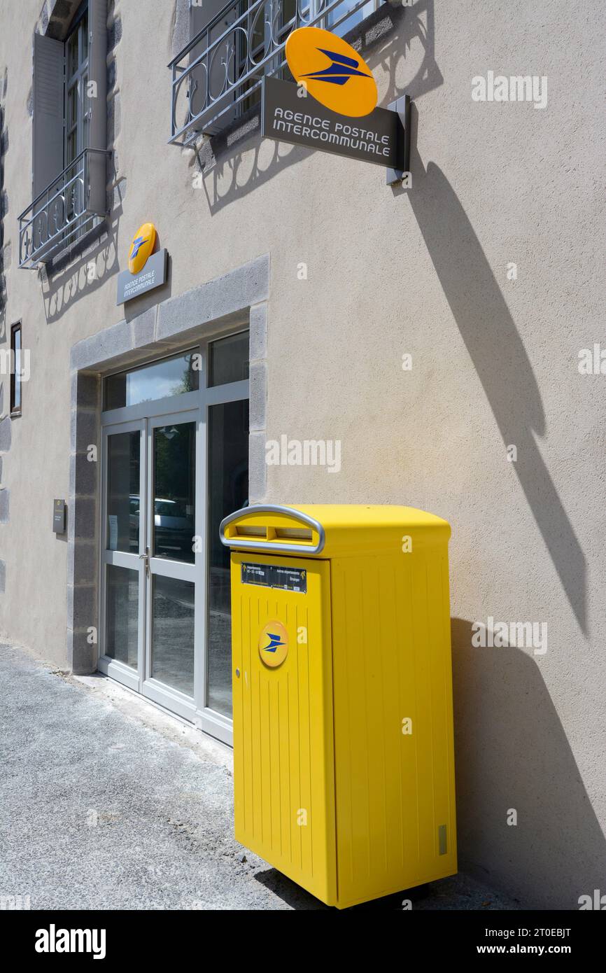 Signe d'agence postale française avec logo jaune et bleu sur le mur du bâtiment Banque D'Images