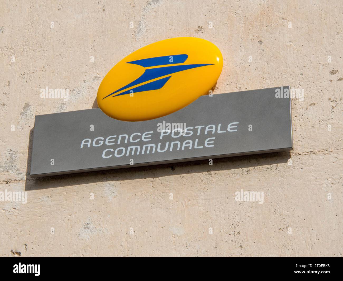 Signe d'agence postale française avec logo jaune et bleu sur le mur du bâtiment Banque D'Images