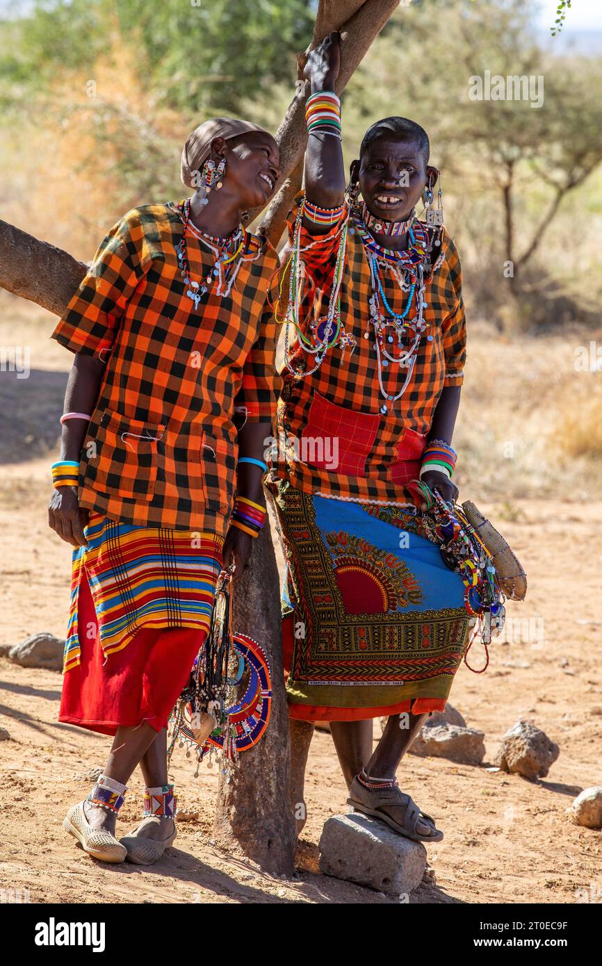 Amboseli, Kenya - 18 février 2019 - Deux femmes Masai perlage vendre des souvenirs aux touristes à l'Iremito porte du Parc national Amboseli, au Kenya. Banque D'Images