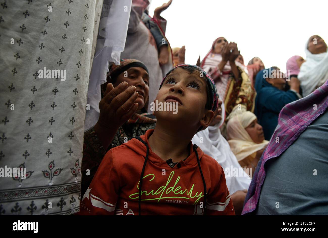 Un garçon musulman regarde alors que les dévots musulmans prient dans le sanctuaire hazratbal à Srinagar. Les dévots musulmans se sont rassemblés au sanctuaire Hazratbal dans la capitale estivale Srinagar, qui abrite une relique supposée être un cheveu de la barbe du Prophète islamique Muhammed, pour offrir des prières spéciales à l'occasion de l'Eid-e-Milad-un-Nabi, l'anniversaire de naissance du Prophète islamique Muhammad. (Photo Idrees Abbas / SOPA Images/Sipa USA) Banque D'Images