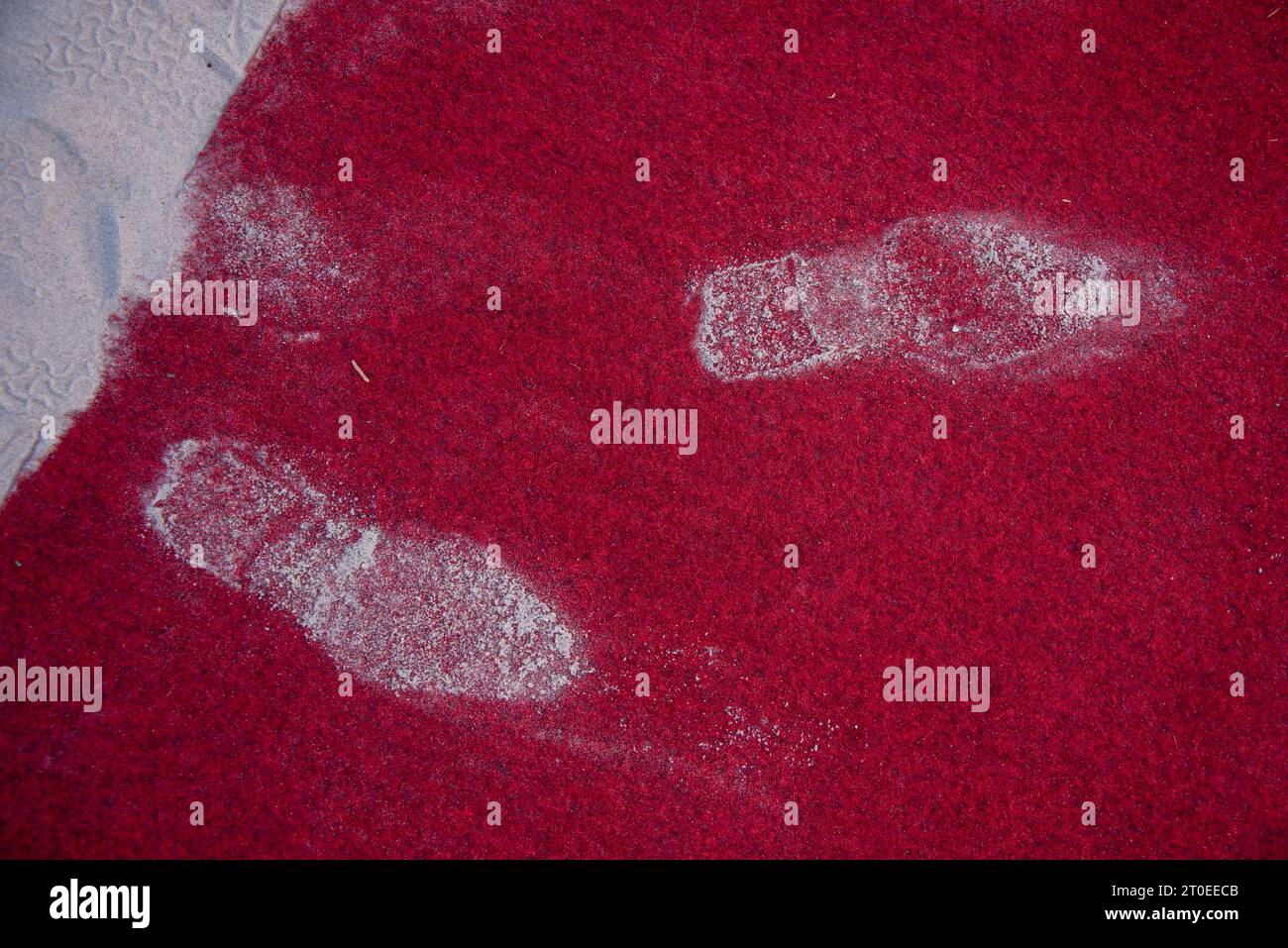 Empreintes de sable sur tapis rouge, Sellin, Mecklenburg-Vorpommern, Allemagne Banque D'Images