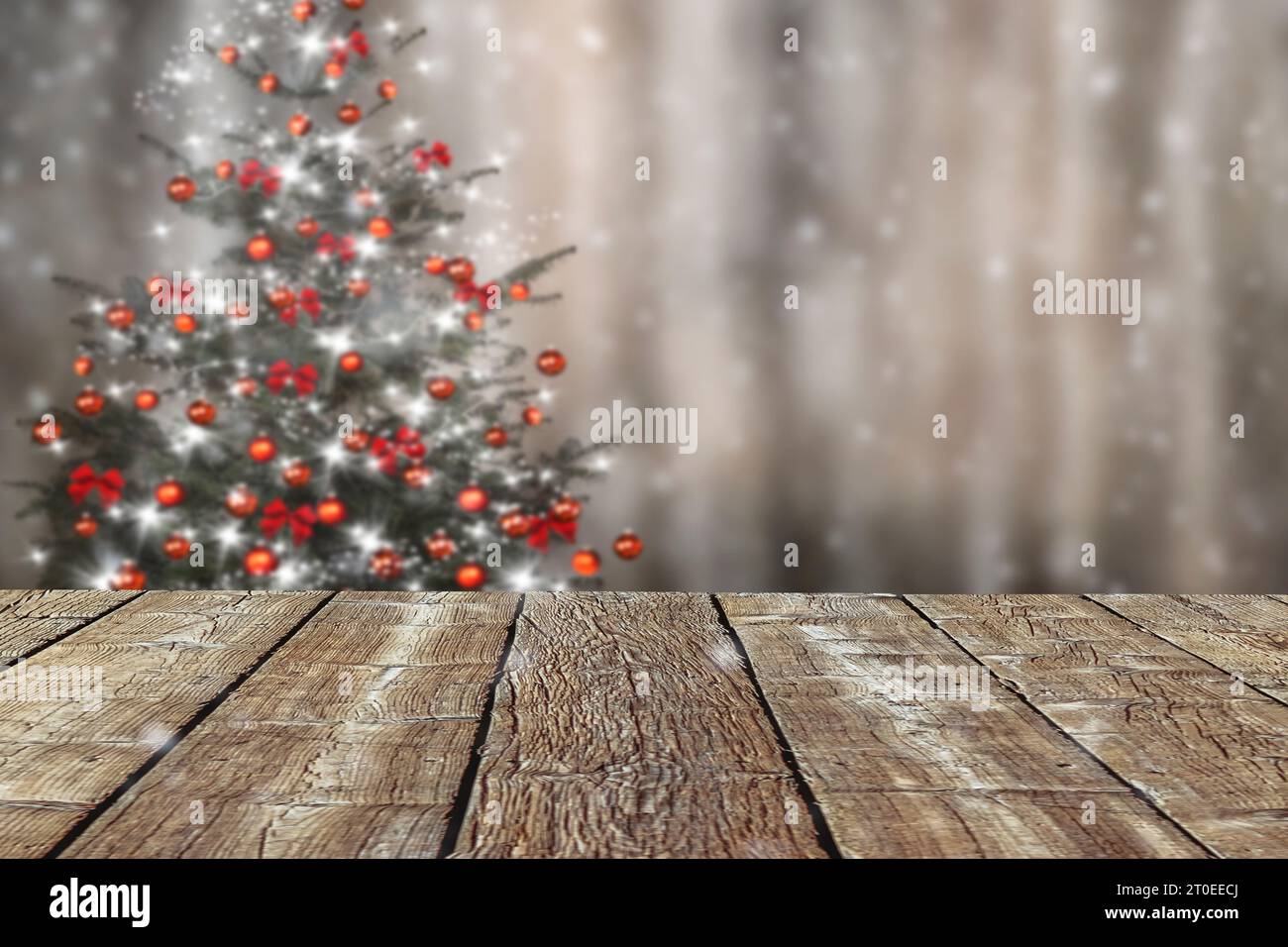 Sapin de Noël lumineux sur fond flou avec vieille table en bois Banque D'Images