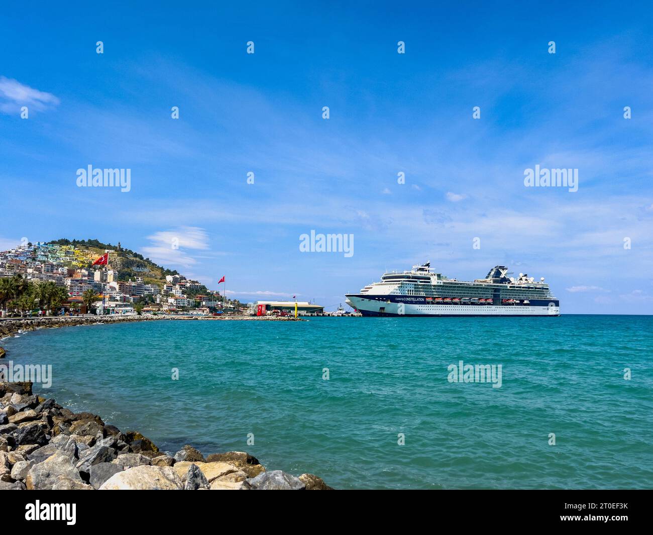Vue vers Kusadasi et bateaux de croisière, Kusadasi, Aydin, Turquie Banque D'Images