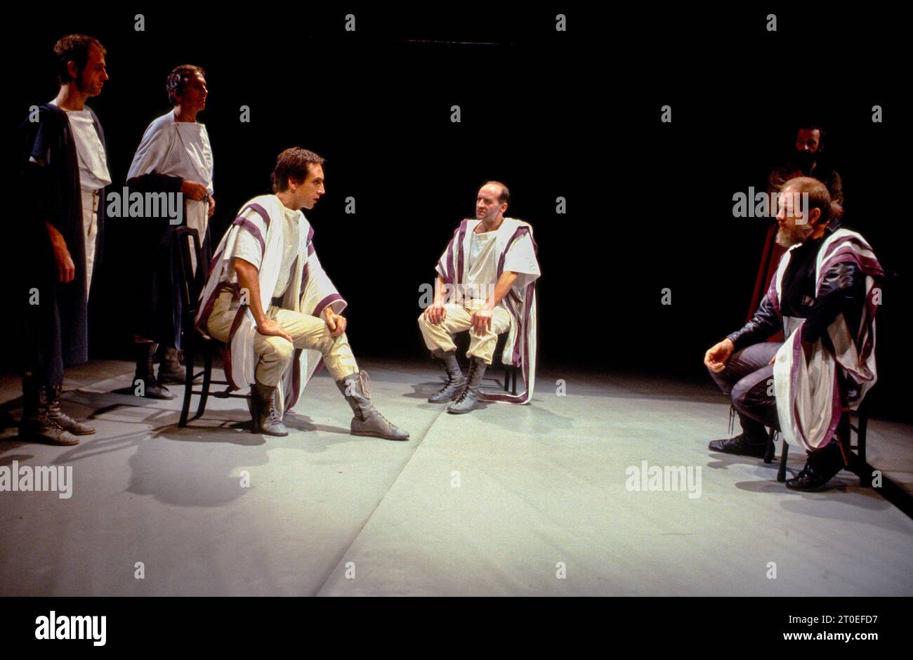 Assis, de gauche à droite : Jonathan Hyde (Octavius Caesar), Paul Webster (Lepidus), Michael Gambon (Mark Antony) dans ANTONY ET CLÉOPÂTRE de Shakespeare à l'autre endroit, Royal Shakespeare Company (RSC), Stratford-upon-Avon, Angleterre 13/10/1982 design : Nadine Baylis éclairage : Leo Leibovici réalisateur : Adrian Noble Banque D'Images